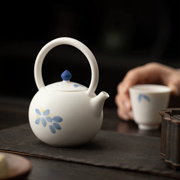 Elegant Teapot : - Seekcase
